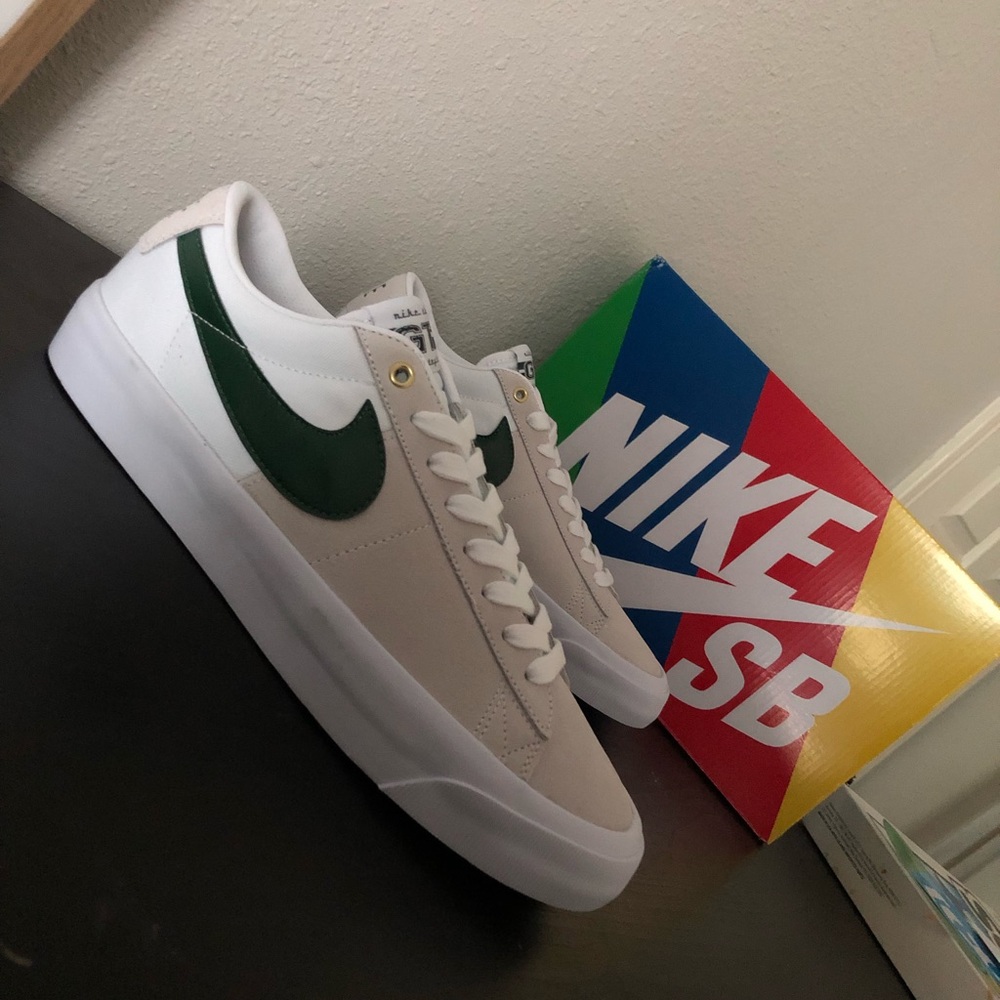 Brand new, never worn. Extra green shoelaces included.